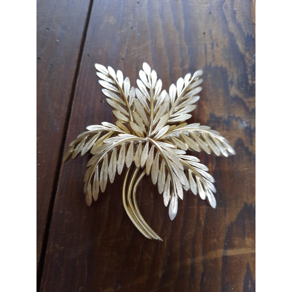 Vintage Crown Trifari Textured Gold Tone Leaf Branch Statement Brooch Pin